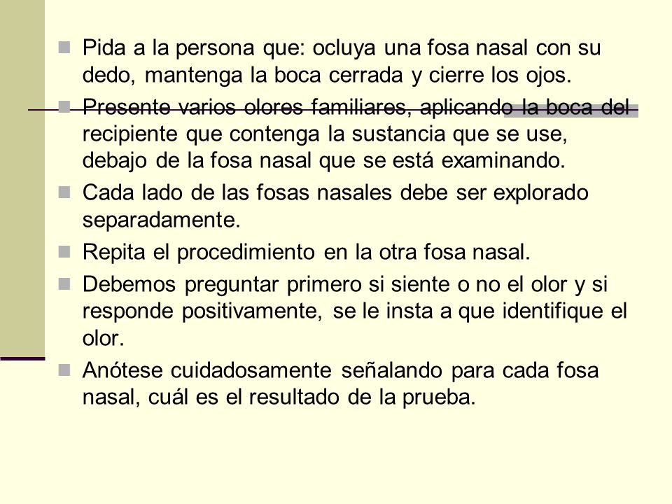 Pida a la persona que: ocluya una fosa nasal con su dedo, mantenga la boca cerrada y cierre los ojos.