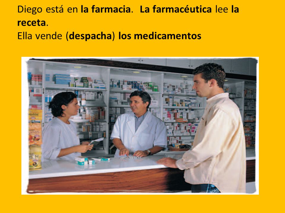 Diego está en la farmacia. La farmacéutica lee la receta