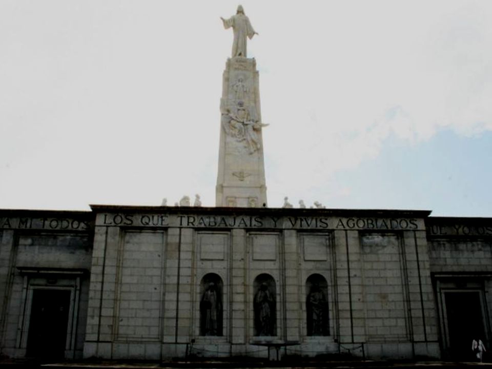 OCHO AÑOS DESPUÉS, FRANCO ORDENÓ LA CONSTRUCCIÓN DE UN NUEVO MONUMENTO, UBICADO FRENTE AL ORIGINAL, QUE FUE INAUGURADO EL 25 DE JUNIO DE 1965.