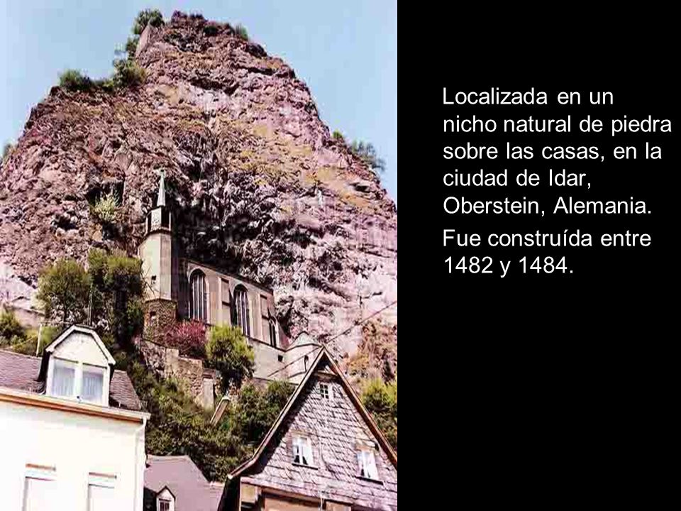 Localizada en un nicho natural de piedra sobre las casas, en la ciudad de Idar, Oberstein, Alemania.