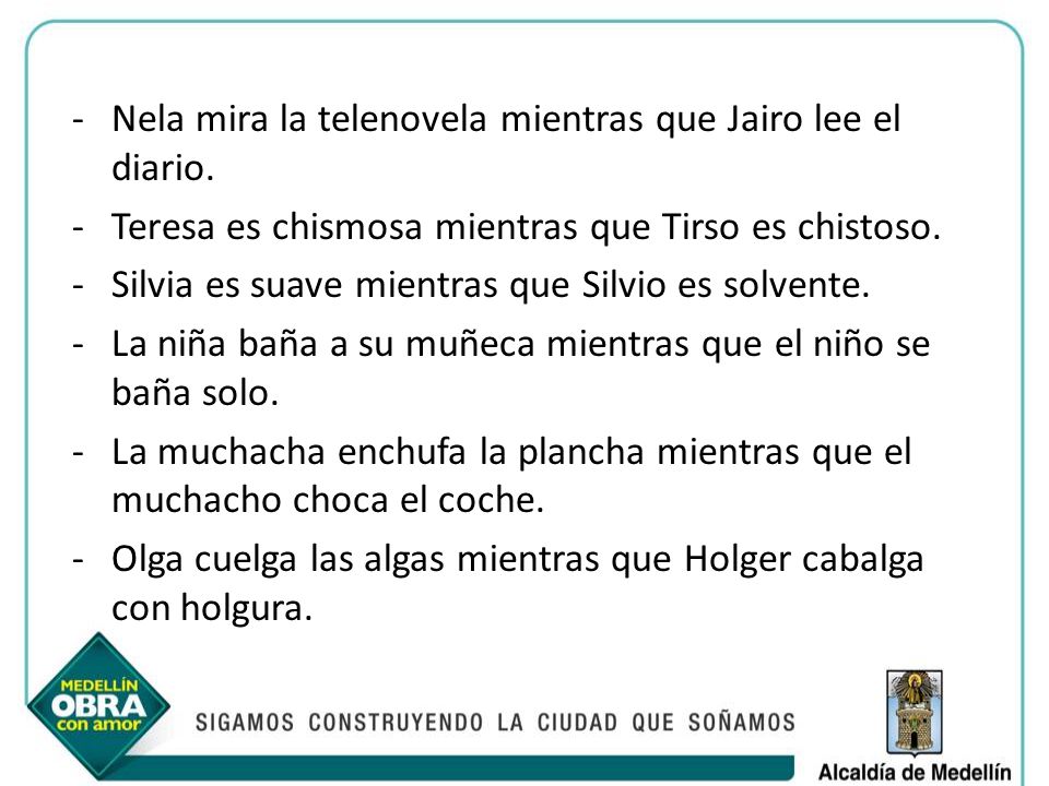 Nela mira la telenovela mientras que Jairo lee el diario.