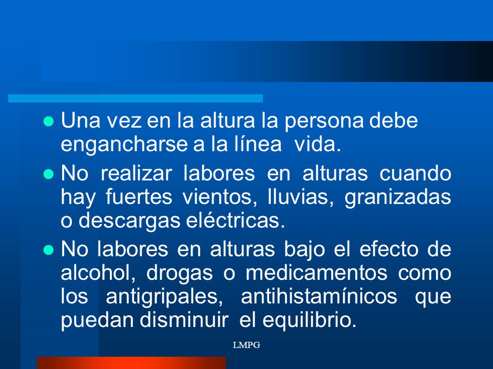 Una vez en la altura la persona debe engancharse a la línea vida.