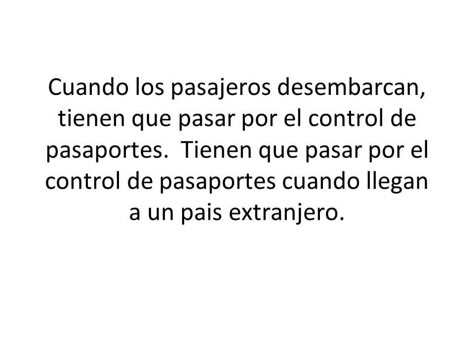 Cuando los pasajeros desembarcan, tienen que pasar por el control de pasaportes.
