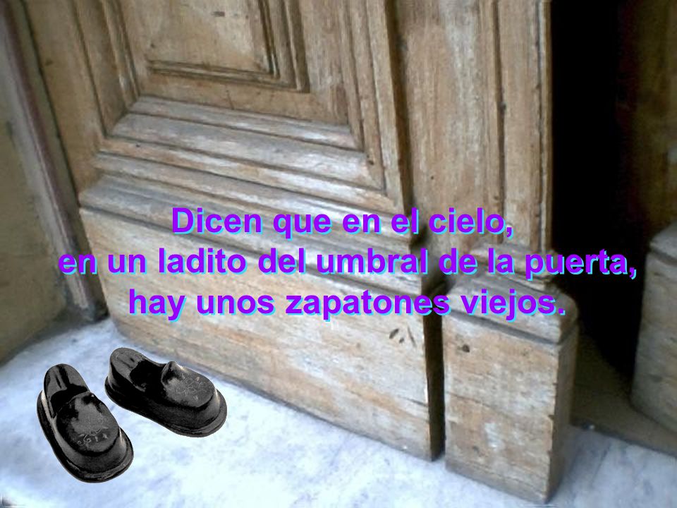 en un ladito del umbral de la puerta, hay unos zapatones viejos.