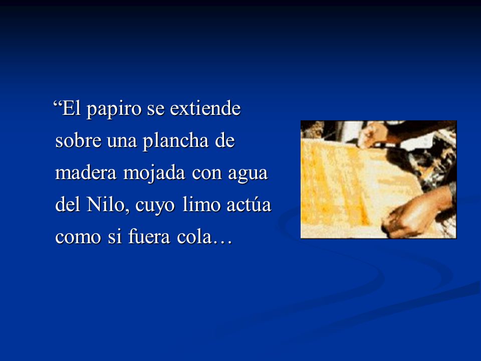 El papiro se extiende sobre una plancha de madera mojada con agua del Nilo, cuyo limo actúa como si fuera cola…