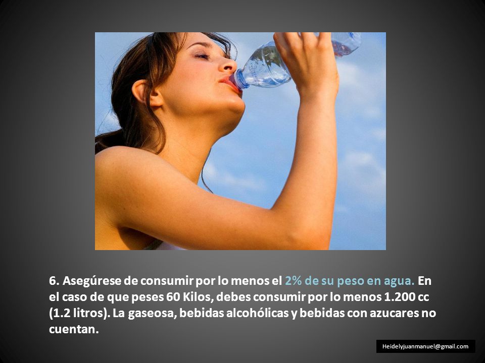 6. Asegúrese de consumir por lo menos el 2% de su peso en agua
