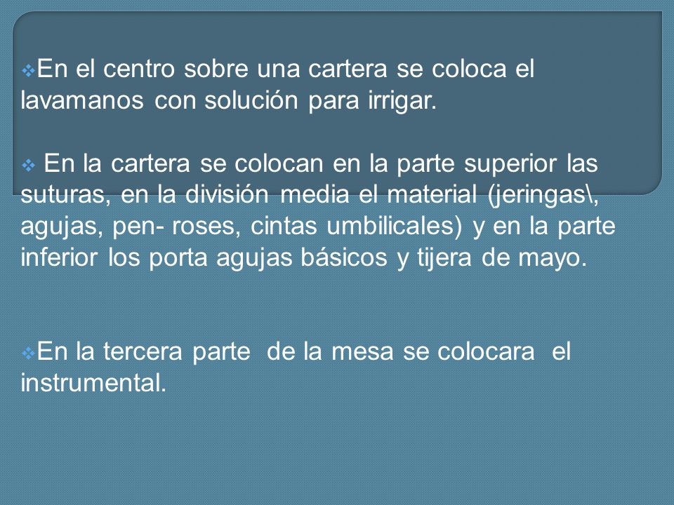 En el centro sobre una cartera se coloca el lavamanos con solución para irrigar.