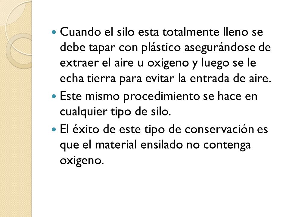 Cuando el silo esta totalmente lleno se debe tapar con plástico asegurándose de extraer el aire u oxigeno y luego se le echa tierra para evitar la entrada de aire.