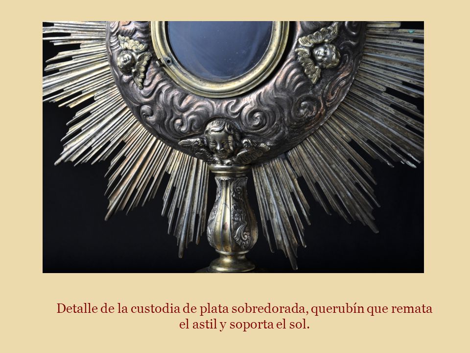 Detalle de la custodia de plata sobredorada, querubín que remata el astil y soporta el sol.