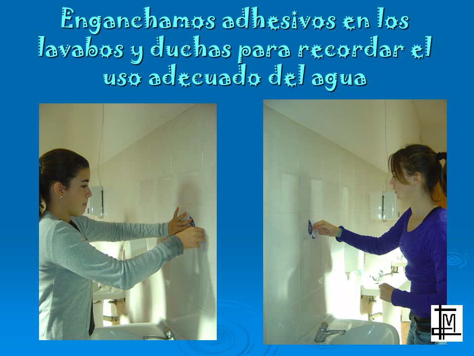 Enganchamos adhesivos en los lavabos y duchas para recordar el uso adecuado del agua
