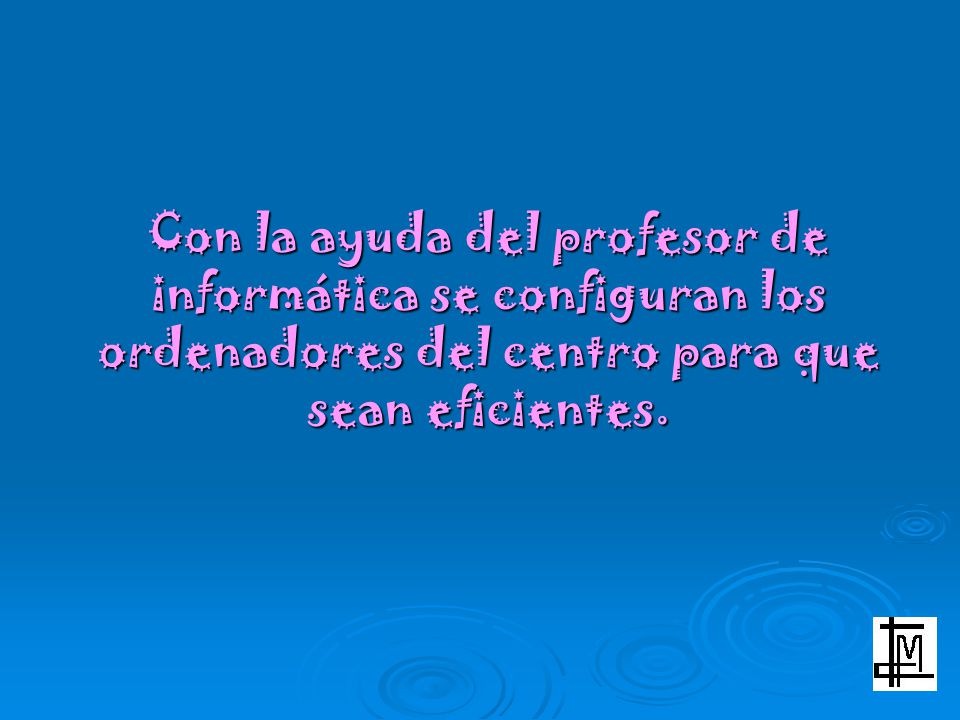 Con la ayuda del profesor de informática se configuran los ordenadores del centro para que sean eficientes.