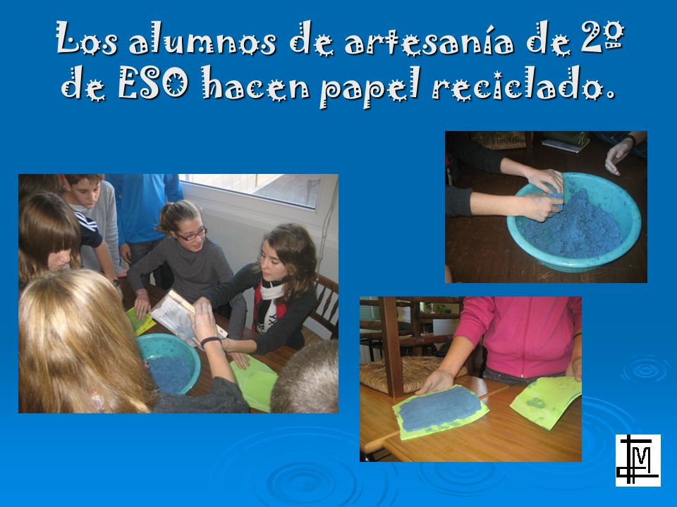 Los alumnos de artesanía de 2º de ESO hacen papel reciclado.