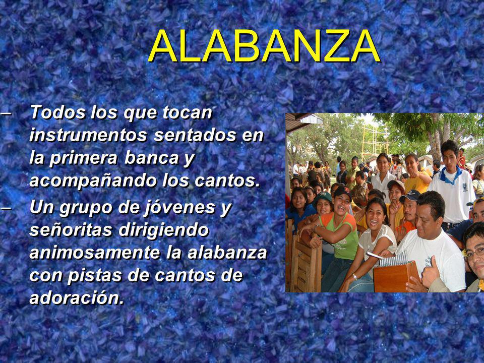 ALABANZA Todos los que tocan instrumentos sentados en la primera banca y acompañando los cantos.
