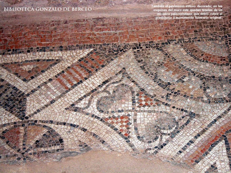 También el pavimento estuvo decorado; en las esquinas del muro este quedan teselas de un mosaico paleocristiano que debió cubrir el presbiterio o monumento funerario original.