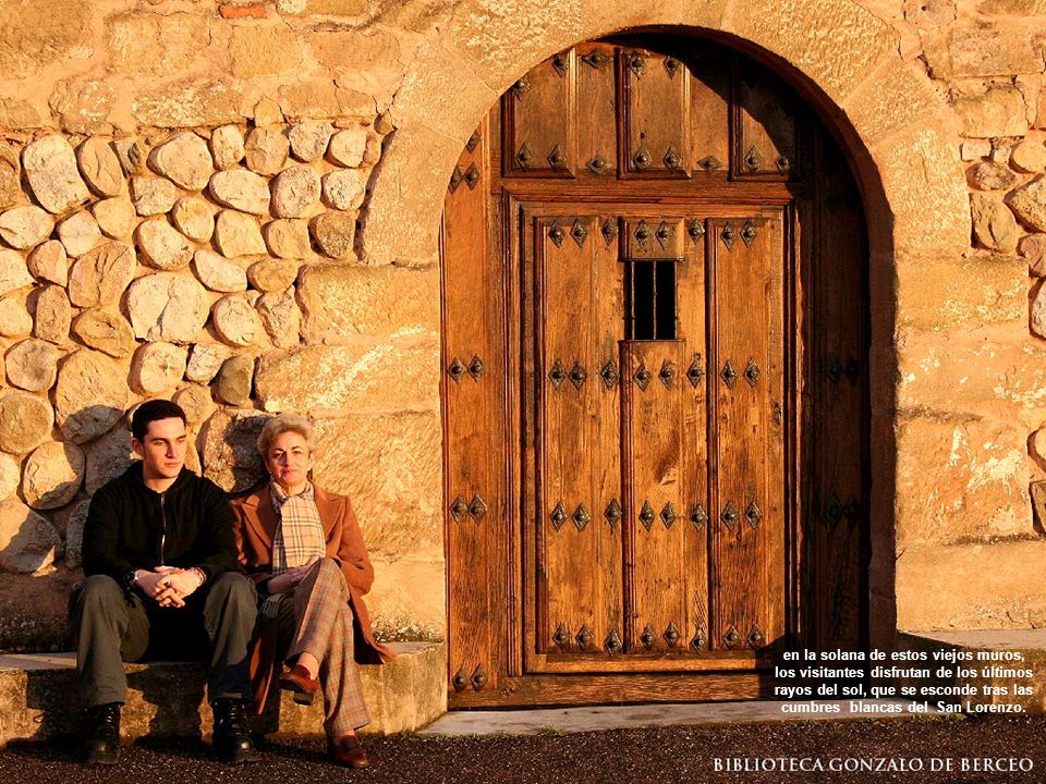 en la solana de estos viejos muros, los visitantes disfrutan de los últimos rayos del sol, que se esconde tras las cumbres blancas del San Lorenzo.