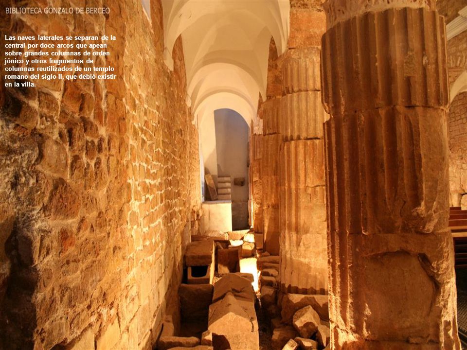 Las naves laterales se separan de la central por doce arcos que apean sobre grandes columnas de orden jónico y otros fragmentos de columnas reutilizados de un templo romano del siglo II, que debió existir en la villa.