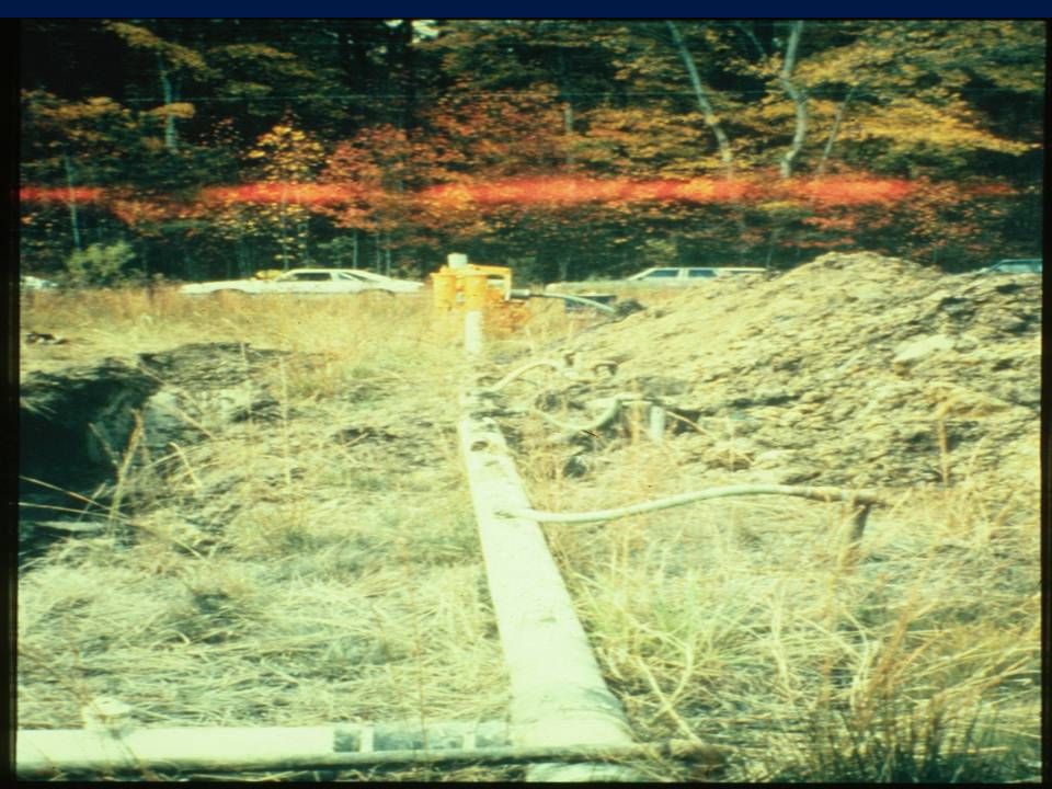 Sistema de punto de pozo (well point) a la disminución de agua subterránea, tuberías colocadas en la tierra para bombear agua.