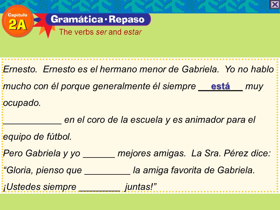 en el coro de la escuela y es animador para el equipo de fútbol.