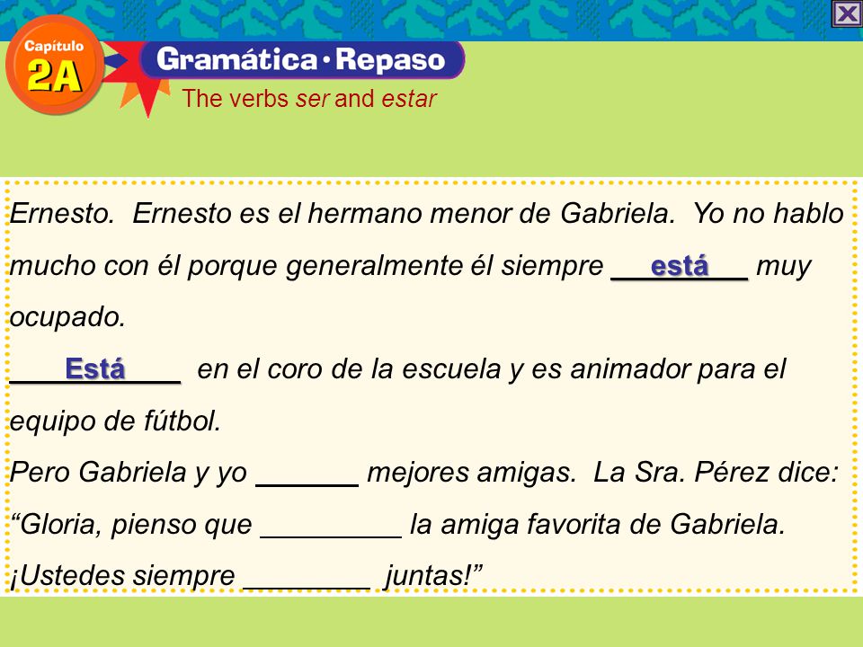 Está en el coro de la escuela y es animador para el equipo de fútbol.