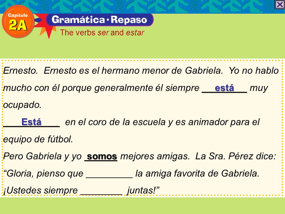Está en el coro de la escuela y es animador para el equipo de fútbol.