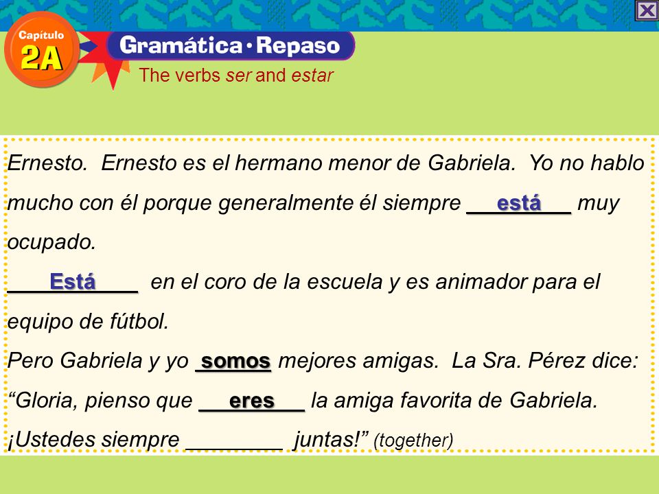 Está en el coro de la escuela y es animador para el equipo de fútbol.