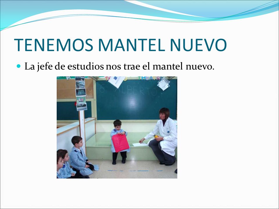 TENEMOS MANTEL NUEVO La jefe de estudios nos trae el mantel nuevo.