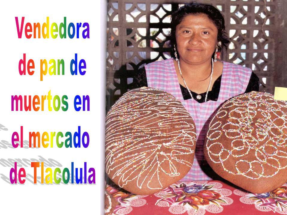 Vendedora de pan de muertos en el mercado de Tlacolula