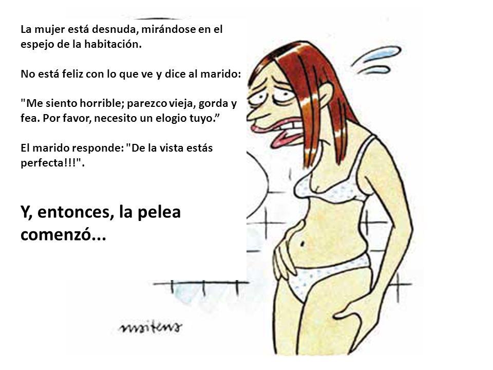 La mujer está desnuda, mirándose en el espejo de la habitación