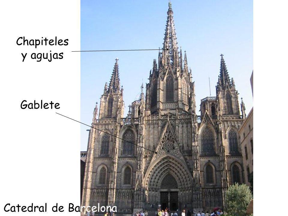 Chapiteles y agujas Gablete Catedral de Barcelona