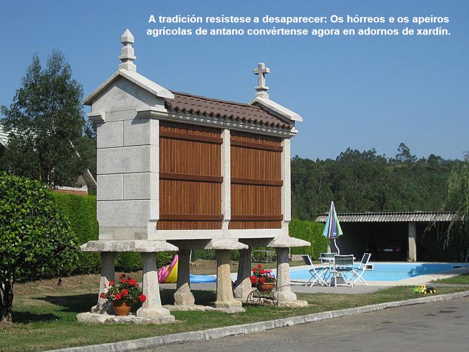 A tradición resístese a desaparecer: Os hórreos e os apeiros agrícolas de antano convértense agora en adornos de xardín.
