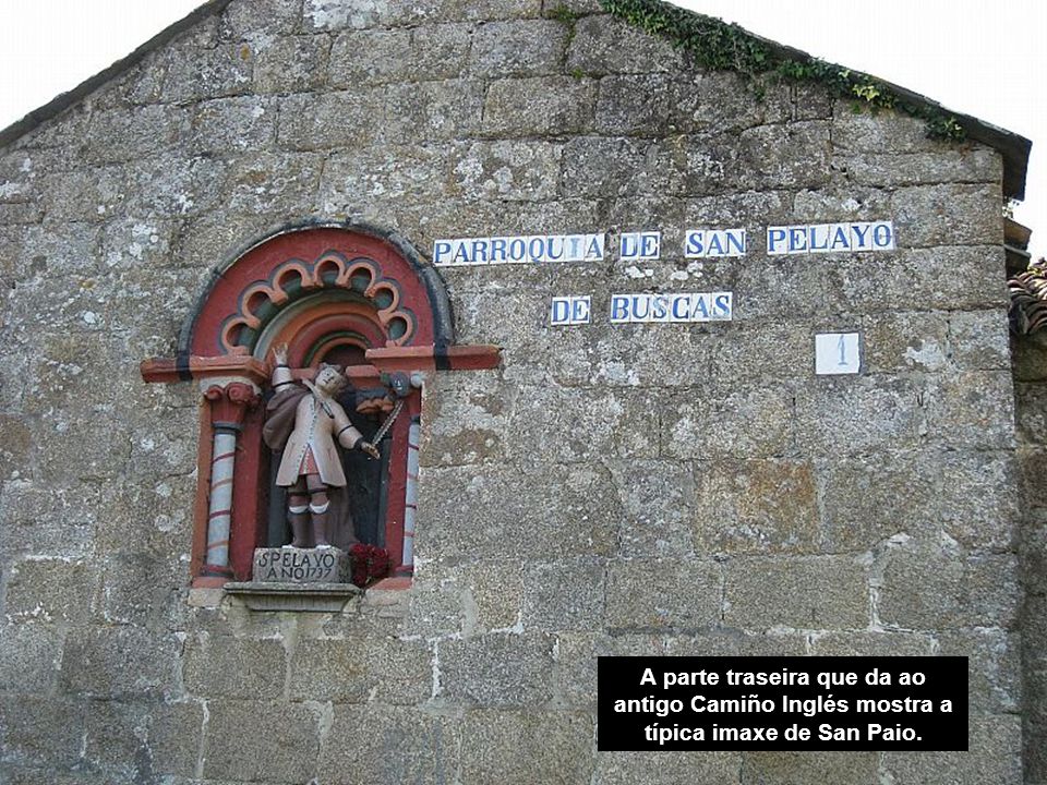 A parte traseira que da ao antigo Camiño Inglés mostra a típica imaxe de San Paio.