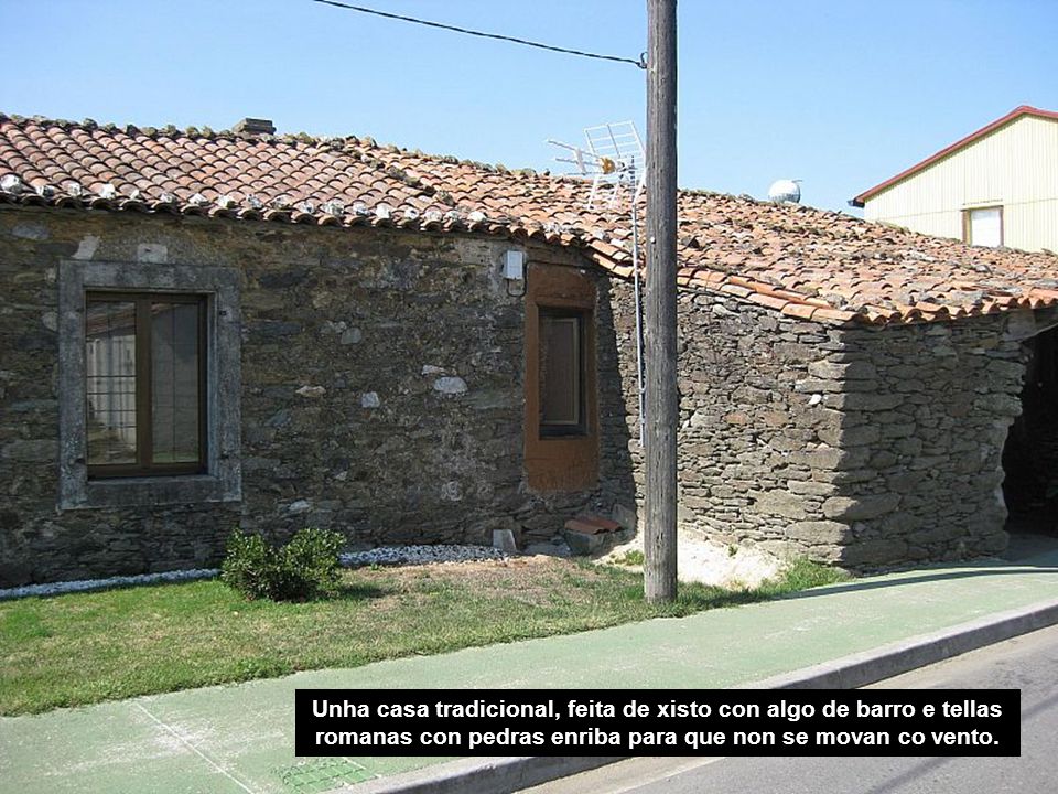 Unha casa tradicional, feita de xisto con algo de barro e tellas romanas con pedras enriba para que non se movan co vento.