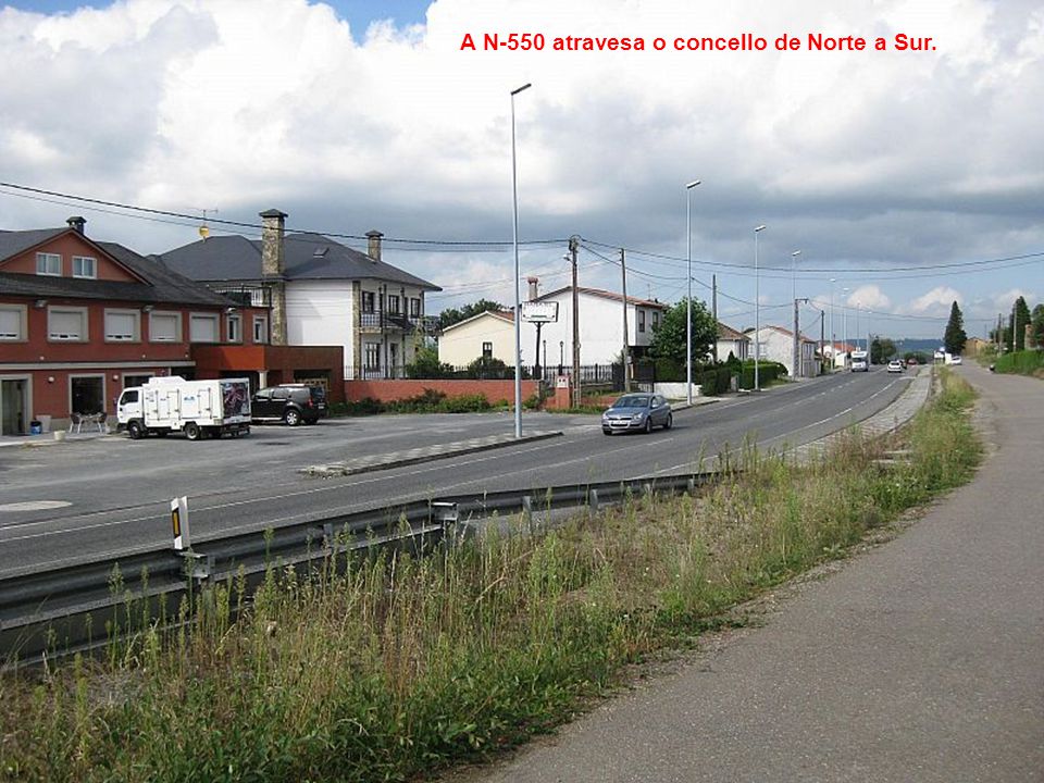 A N-550 atravesa o concello de Norte a Sur.