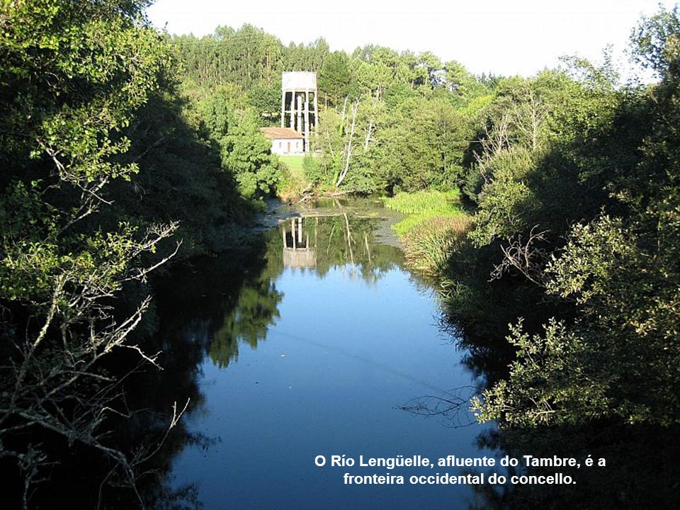 O Río Lengüelle, afluente do Tambre, é a fronteira occidental do concello.