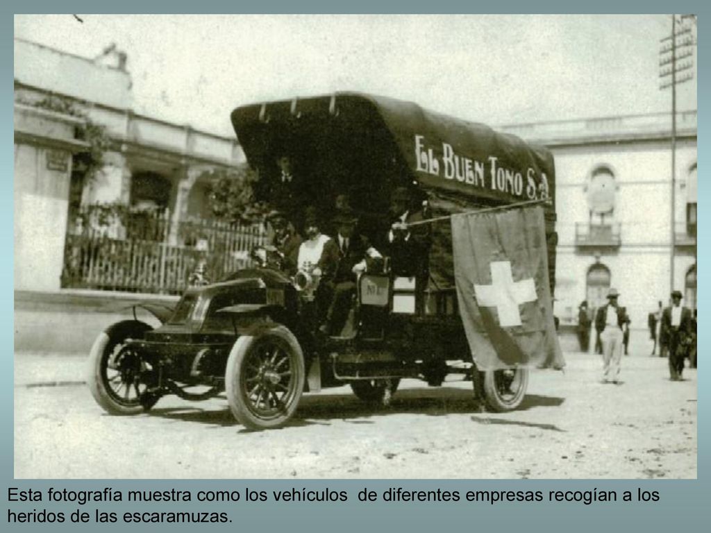 Esta fotografía muestra como los vehículos de diferentes empresas recogían a los heridos de las escaramuzas.