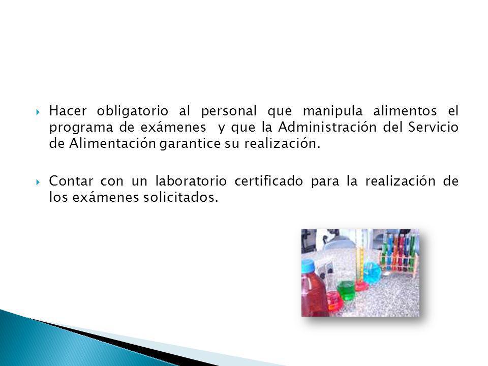 Hacer obligatorio al personal que manipula alimentos el programa de exámenes y que la Administración del Servicio de Alimentación garantice su realización.