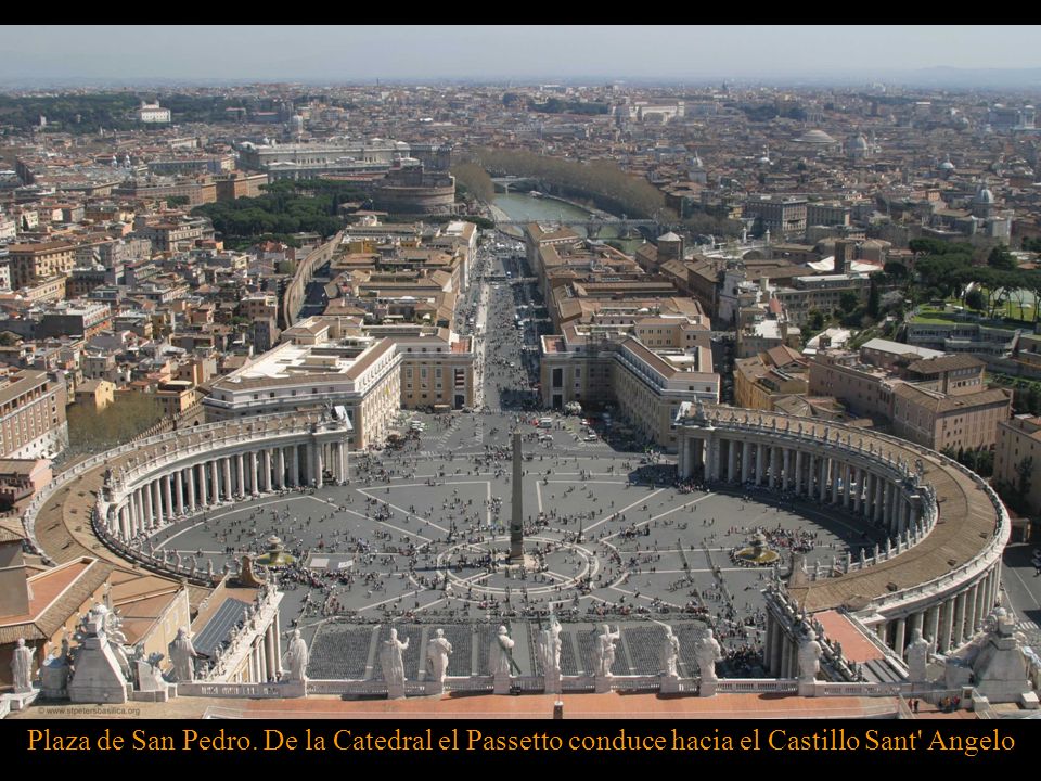 Plaza de San Pedro. De la Catedral el Passetto conduce hacia el Castillo Sant Angelo