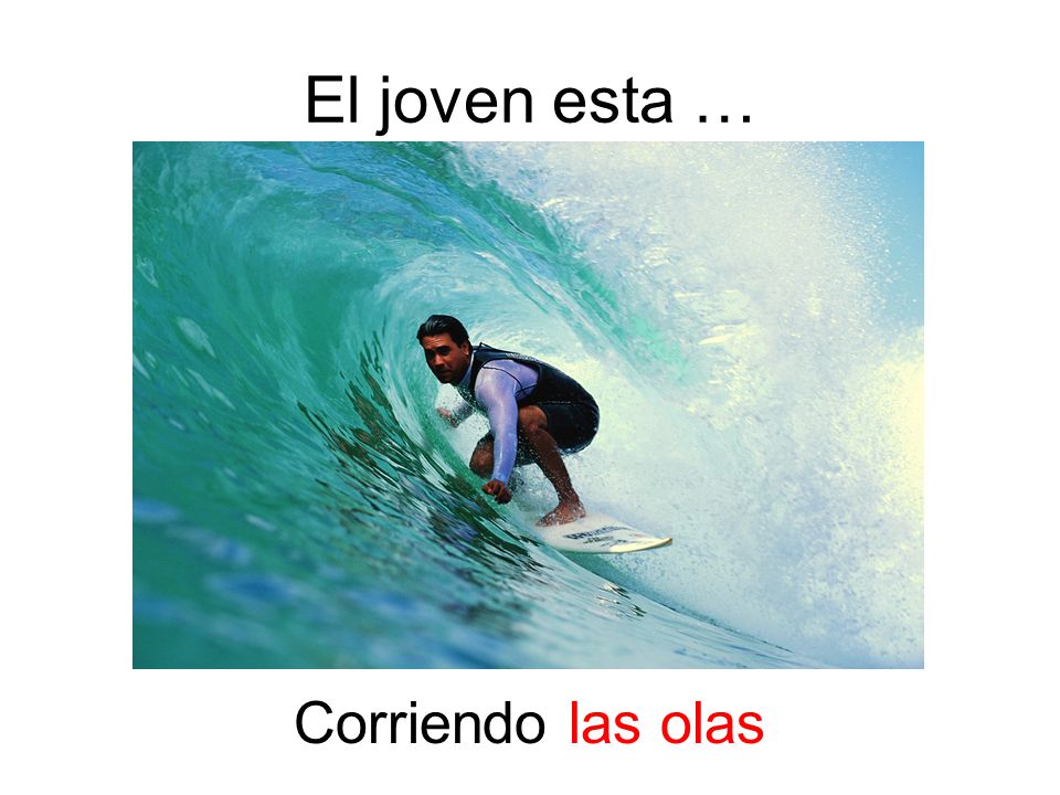 El joven esta … Corriendo las olas