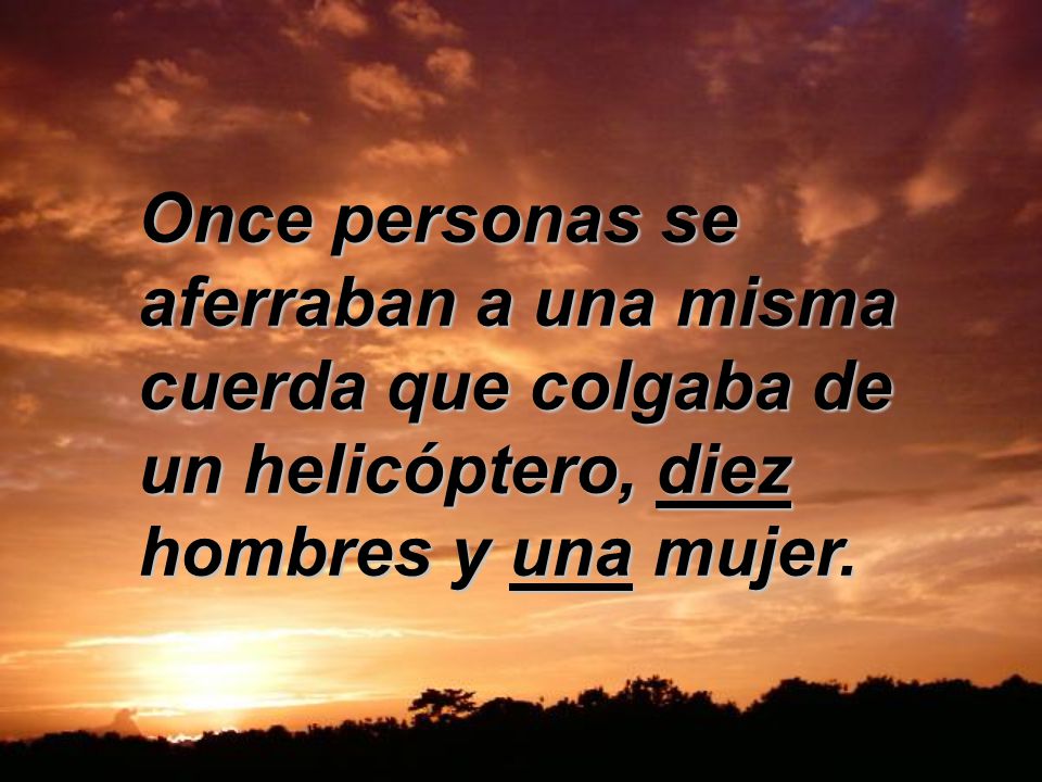 Once personas se aferraban a una misma cuerda que colgaba de un helicóptero, diez hombres y una mujer.