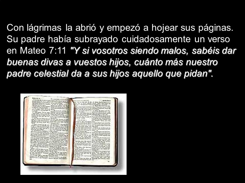 Con lágrimas la abrió y empezó a hojear sus páginas