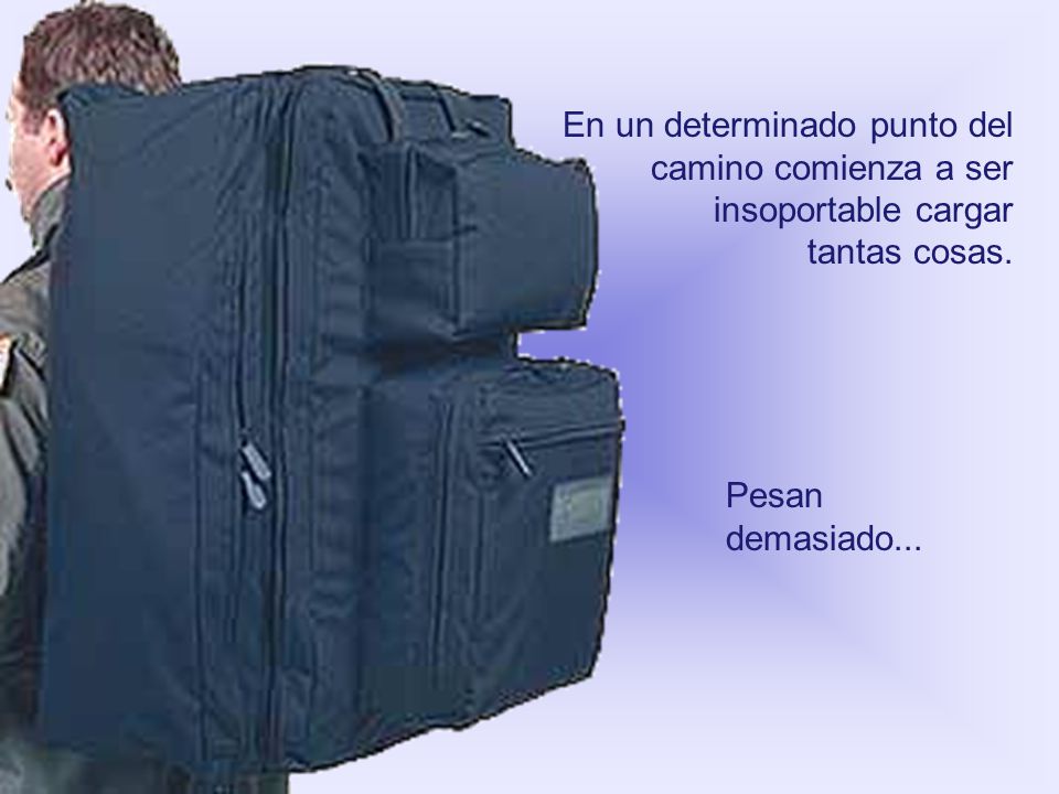 En un determinado punto del camino comienza a ser insoportable cargar tantas cosas.