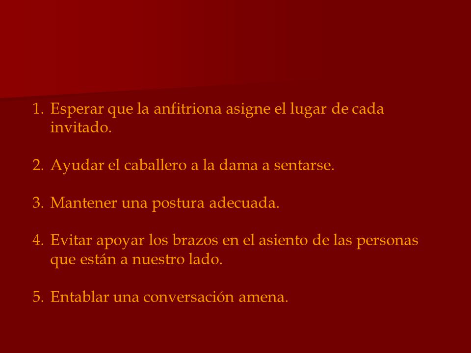 Esperar que la anfitriona asigne el lugar de cada invitado.