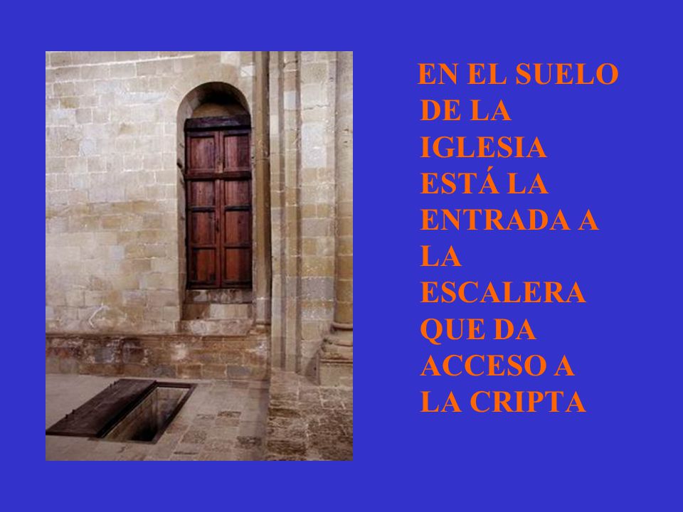 EN EL SUELO DE LA IGLESIA ESTÁ LA ENTRADA A LA ESCALERA QUE DA ACCESO A LA CRIPTA