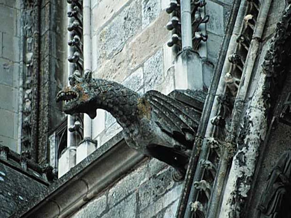 El Gótico potenció también otra relación entre escultura y arquitectura, ya conocida en períodos anteriores, a saber, aquella en que un elemento escultórico camufla o suplanta una forma estrictamente arquitectónica: