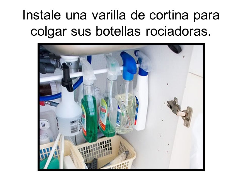 Instale una varilla de cortina para colgar sus botellas rociadoras.