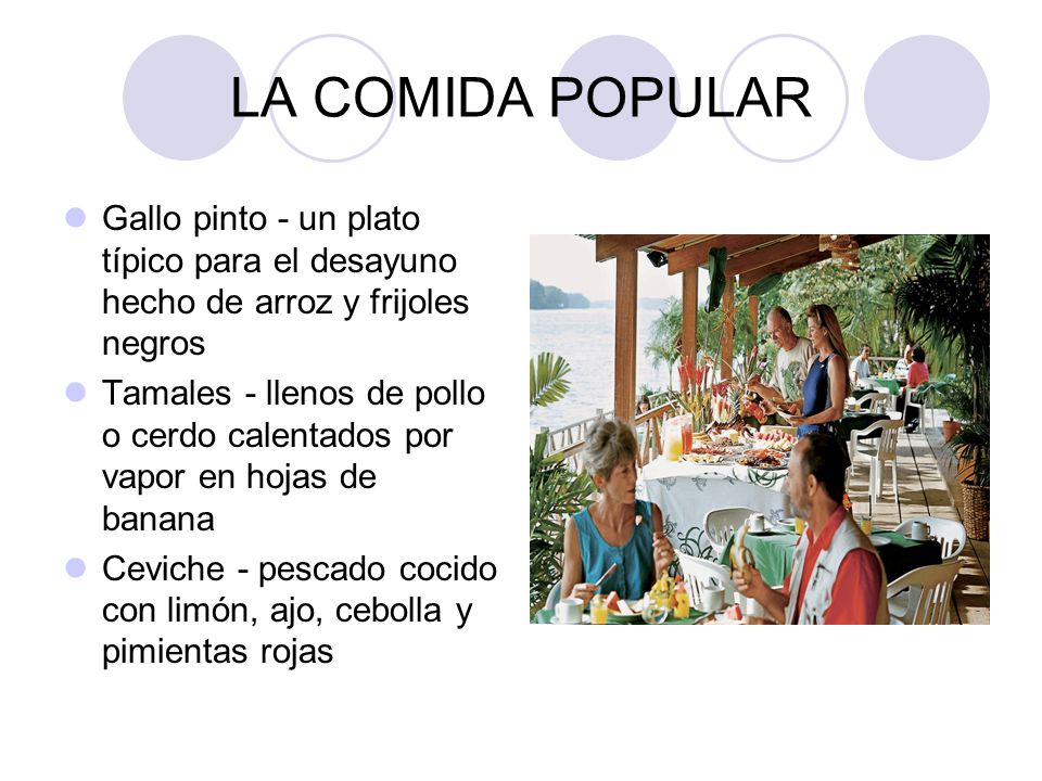 LA COMIDA POPULAR Gallo pinto - un plato típico para el desayuno hecho de arroz y frijoles negros.