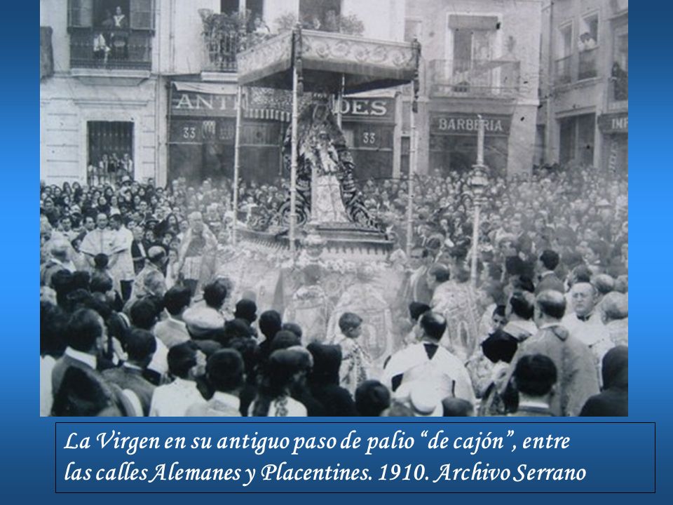 La Virgen en su antiguo paso de palio de cajón , entre