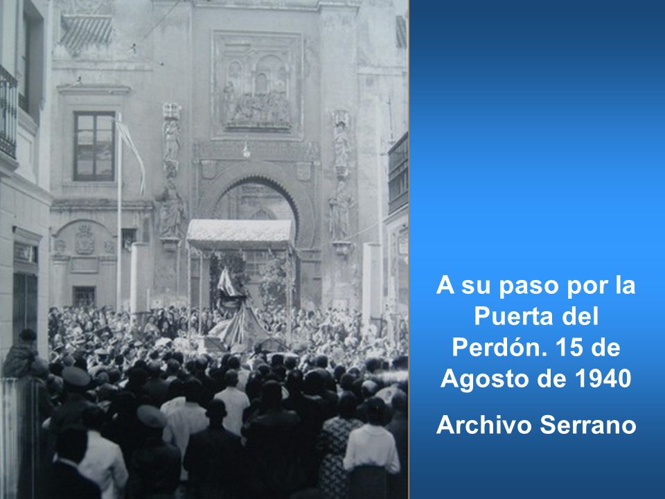 A su paso por la Puerta del Perdón. 15 de Agosto de 1940