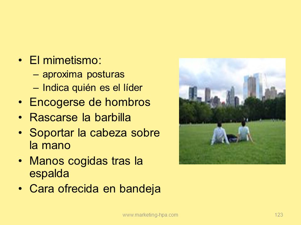 Soportar la cabeza sobre la mano Manos cogidas tras la espalda