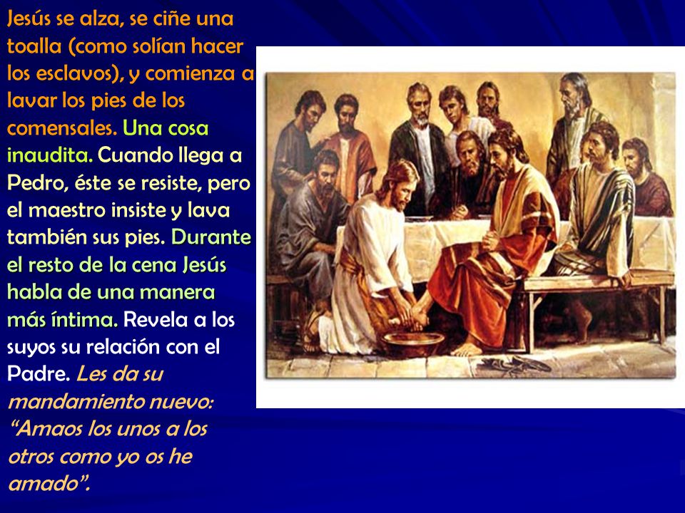 Jesús se alza, se ciñe una toalla (como solían hacer los esclavos), y comienza a lavar los pies de los comensales.
